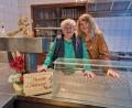 Bild: Thomas Dobler
Ein gemeinsames Foto als Erinnerung an die vergangenen 50 Berufsjahre: Theresia Gillitzer und ihre Tochter Claudia Gillitzer-Rittler in der Grillstube Gillitzer, die zwischenzeitlich geschlossen ist.