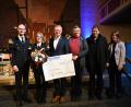 Bild: Anna Richthammer
Dirigent Philipp Senft (von links), Bergknappen-Vorsitzende Alexandra Ottmann, VR-Vorstand Martin Sachsenhauser, Pfarrer Dr. Roland Kurz, Kirchenmusikdirektor Gerd Hennecke und Stephanie Fuchs vom VR-Bank Marketing bei der Übergabe der finanziellen Zuwendung an die Musiker.