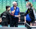 Bild: Manfred Schillings/dpa
Duell der Tischtennis-Generationen: Die 63-jährige Ni Xia Lian und die 20-jährige Annett Kaufmann.