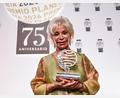 Bild: Alberto Paredes/EUROPA PRESS/dpa
Die chilenische Bestsellerautorin Isabel Allende hält den mit einer Million Euro dotierten 75. Planata-Preis bei einer Gala in Barcelona.