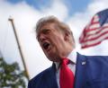 Bild: Julia Demaree Nikhinson/AP/dpa
Trump will eigenen Aussagen zufolge nicht für die Drosselung des Satelliteninternets in der Ukraine verantwortlich gewesen sein.