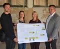 Bild: Josef Rosner
Architekt Simon Troesch, Kinderhausleiterin Sonja Ziegler, Schulrektorin Karin Gleißner und Bürgermeister Christian Hebert (von links) mit einer der Projektskizzen.