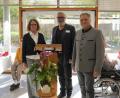 Bild: Caritas gGmbH
Friederike Müller (Geschäftsführerin der Caritas gGmbH St. Heinrich und Kunigunde) und Matthias Stiegler (Einrichtungsleiter Caritasheim St. Hedwig) mit Auerbachs Zweitem Bürgermeister Josef Lehner bei der Jubiläumsfeier.