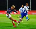 Bild: Frank Molter/dpa
Hertha-Verteidiger Niklas Kolbe (r) blockt eine Flanke des Kielers Till Wiese.