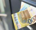 Bild: Gabi Schönberger
Plötzlich fremdes Geld im Briefkasten? So ähnlich muss es sich für den "falschen" Thomas Lachert angefühlt haben. Und der Mann zögert nicht, es einzustecken.