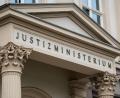 Bild: Marius Becker/dpa
Das Eingangsportal des nordrhein-westfälischen Justizministeriums in Düsseldorf. (Archivbild)