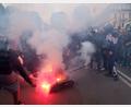 Bild: Costantino Sergi/IPA via ZUMA Press/dpa
Bei den Protesten gab es auch Krawalle. Hier wurde eine Panzer-Attrappe in Brand gesetzt.
