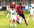 Archivbild: Gerhard Büttner
Jamal Dubois (rotes Trikot) leidet an Kniebeschwerden. Der Verteidiger droht bis zur Winterpause auszufallen.