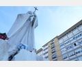 Bild: Gregorio Borgia/AP/dpa
Papst Leo XIV. liegt im zehnten Stock des Gemelli-Krankenhauses. Davor befindet sich eine Statue seines Vorgängers Johannes Paul II..