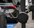Bild: Arne Dedert/dpa
Die Elektroautozulassungen steigen in allen Bundesländern - aber längst nicht gleichmäßig. (Archivbild)