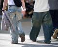 Bild: Katharina Kausche/dpa
Die Hüfte sitzt auf der Hose, der Schritt hängt tief - ursprünglich kommt der Kleidungsstil aus der Hip-Hop-Kultur.