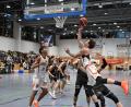 Bild: Tobias Schwarzmeier
Flügelspieler Lukas Pryszcz besticht durch einen kompromisslosen Zug zum Korb. Die Neustädter Basketballer starten mit einem Heimspiel in die neue Saison.