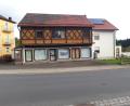 Bild: wkr
Im ehemaligen Photo- und Schreibwarengeschäft Nickl in der Fichtelberger Poststraße sind ein Café und Ferienwohnungen geplant.