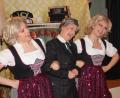 Bild: Konrad Rosner
Maria und Margot Hellwig mit Karl Moik auf der Bühne des Musikantenstadls im Pfarrheim Waldershof.