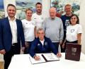 Bild: Reinhard Kreuzer
In das Goldene Buch der Gemeinde Schirmitz durften sich die erfolgreichen Sportler und Sportlerinnen eintragen. Von links: Bürgermeister Ernst Lenk, Caro Forster (Damenmannschaftsführerin), Dominik Forster (Herren 30), 1. Vorsitzender der SpVgg Schirmitz Siegfried Pautsch, Markus Krapf (Herren 40), Brigitte Käs (Damen 50). Vorne: Tennisabteilungsleiter Ferdinand Grieger.
