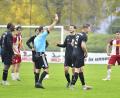 Bild: Hubert Ziegler
Rote Karte für Geburtstagskind Fabian Vogl (rechts) von der DJK Gebenbach nach Foulspiel.
