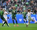 Bild: Swen Pförtner/dpa
Wolfsburgs Alexander Bernhardsson (Nr. 17) erzielt nach 34 Sekunden das bislang schnellste Tor der Zweitliga-Saison.