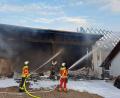 Bild: Kreisbrandinspektion Amberg-Sulzbach
In Bachetsfeld (Illschwang) sind am Freitagabend zwei Nutzgebäude abgebrannt. Rund 80 Feuerwehrleute waren im Einsatz.