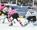 Bild: Hubert Ziegler
Alarmstufe Pink vor dem Landsberger Tor durch den ERSC Amberg mit Jakub Bitomsky und Lukas Krieger (von links).