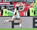 Bild: Uwe Anspach/dpa
Torschütze Lasse Günther jubelt nach dem 2:0.
