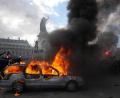 Bild: Thibault Camus/AP/dpa
Brennendes Auto am landesweiten Protesttag auf der Place de la République in Paris.