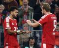 Bild: Karl-Josef Hildenbrand/dpa
Luis Díaz (l) bejubelt sein Tor zum 1:0 mit Harry Kane.