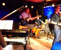 Bild: Helmut Kunz
Zweimal im Jahr treffen sich im „Bistrot Paris“ in Weiden Musiker unterschiedlichen Alters, um gemeinsam Jazz zu spielen.