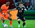 Bild: Federico Gambarini/dpa
Gab gegen die Niederlande sein Länderspiel-Debüt: Philipp Treu (rechts). (Archivbild)