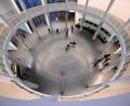 Bild: Felix Hörhager/dpa
Besucher der Langen Nacht der Münchner Museen gehen durch die Rotunde der Pinakothek der Moderne.