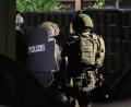 Bild: Christoph Reichwein/dpa
Nach einer Todesdrohung gegen seine ehemalige Lebensgefährtin nimmt ein Spezialeinsatzkommando einen 55-Jährigen in Erlangen fest. In seiner Wohnung findet die Polizei eine Axt und eine Schreckschusspistole. (Symbolbild)