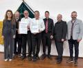 Bild: ero
Chorleiterin Jana Müller (von links), Landrat Richard Reisinger, zweiter Vorstand Roland Fillep, erster Vorstand Jochen Kellner-Bodendörfer, Kevin Pickel (Sängerkreis Hersbruck), Wolfram Brüggemann (Fränkischer Sängerbund) und Bürgermeister Elmar Halk gratulierten und überreichten Geschenke und Urkunden zum 150-jährigen Bestehen des Männergesangsvereins Fürnried.
