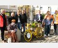 Bild: Rudolf Hirsch
Sie unterstützen die Aktion "bunte Fahrräder in der grünen Schwandorfer Innenstadt" (von links): Christine Baringer, Elisabeth Hirzinger, Alexander Schwarzhuber, Christine Rester, Thomas Elgass, Oberbürgermeister Andreas Feller, Tobias Bergmann und Jürgen Liebl.