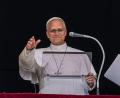 Bild: Alessandra Tarantino/AP/dpa
Der Papst ist nach seiner Krebs-OP zurück im Vatikan und sprach das sonntägliche Angelus-Gebet.