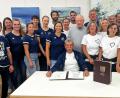 Bild: Reinhard Kreuzer
Bürgermeister Ernst Lenk (Zweiter von links) würdigte beim Ehrenabend im Bürgersaal die vier Meistermannschaften der Tennisabteilung der SpVgg Schirmitz und überreichte Abteilungsleiter Ferdinand Grieger (sitzend) eine Anerkennung der Gemeinde in Höhe von 1000 Euro.