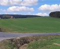 Bild: Blank &amp; Partner mbB Landschaftsarchitekten
Der neue Solarpark Hartenricht-Brandleite: Hier ein Blick von Südosten über die Anlagenfläche nach Westen (im Hintergrund Wälder im Westen). Die Kapazität reicht aus, um rechnerisch 1500 bis 2000 Haushalte mit Strom zu versorgen.