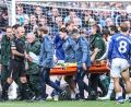 Bild: Alfie Cosgrove/News Images via ZUMA Press Wire/dpa
Martínez und Branthwaite stießen beim Premier League Spiel mit den Köpfen zusammen und sackten zu Boden.