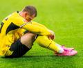 Bild: Julius Frick/dpa
BVB-Profi Julian Ryerson saß nach dem nächsten Rückschlag enttäuscht auf dem Rasen.