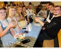 Bild: Robert Dotzauer
Ein Prosit der Gemütlichkeit: Passend zum Motto stießen die Besucherinnen und Besucher am Freitagabend beim Oktoberfest mit Bier an.
