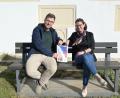 Bild: Simon Hauck, Stadt Amberg 
Vorstellung des neuen Trauerbankerls im Katharinenfriedhof mit Standes- und Friedhofsamtsleiter Bernd Müller und der zertifizierten Trauerbegleiterin Sabine Walter.