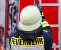 Symbolbild: Philipp von Ditfurth/dpa
Ein Feuerwehrmann verletzte sich bei den Löscharbeiten leicht.