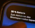 Bild: Bernd Weißbrod/dpa
Der Stromsparmodus soll helfen, dass das Smartphone noch etwas länger durchhält.