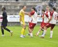 Bild: Hubert Ziegler
Jubel bei den Spielern des SSV Jahn Regensburg nach dem von Torhüter Julio Peutler gehaltenen Foulelfmeter, während der Gebenbacher Elfmeterschütze Jeanpaul Uzuamaka Ajala-Alexis (ganz links) enttäuscht davonschleicht. 
DJK Gebenbach - SSV Jahn Regensburg II 1:6