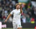 Bild: Carmen Jaspersen/dpa
Küsschen für die Fans: Werder Bremens Torjäger Niclas Füllkrug nach seinem ersten von zwei Toren beim 2:2 gegen Paderborn.