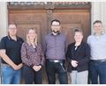 Bild: Annemarie Mösbauer
Der neue Schulverband Winklarn: Andreas Sorgenfrei, Dritte Bürgermeisterin Melanie Käsbauer, Rektor Josef-Benedikt Kugler, Erste Bürgermeisterin Sonja Meier und Zweiter Bürgermeister Christian Obermeier (von links).