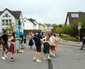 Bild: Rudi Walberer
Traditionell tanzen die Kirwaleit durch das Dorf – bei der Etzenrichter Kirwa führten sie ihren Tanz im Ortsteil Radschin auf.