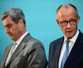 Bild: Sebastian Gollnow/dpa
CSU-Chef Söder (links) dürfte mit dem Ergebnis der neusten Umfrage noch gut leben können. Seine Partei landet bei 37 Prozent. Die Meinung über Kanzler Merz fällt im Freistaat dagegen überaus kritisch aus. (Archivbild)