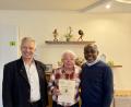 Bild: Stefanie Gradl
Bürgermeister Thorsten Grädler und Pfarrer Christian Ogu gratulierten dem Jubilar Heinrich Reger zum 80. Geburtstag.