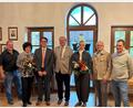 Bild: Siegfried Bock
Stabwechsel im Rathaus: Max Heindl (Dritter von links) übergibt die administrative Führung an Claudia Siegert (Dritte von rechts). Dazu gratulierten Bürgermeister Uwe König (Mitte) sowie seine Stellvertreter Moritz Lobenhofer (rechts) und Reinhard Seidl (links) auch den anwesenden Partnern.