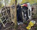 Bild: Ferdinand Merzbach/News5/dpa
Ein Lastwagen stürzt einen Hang hinunter - mit fatalen Folgen.