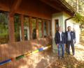 Bild: Siegfried Bock
Die Imkerchefs Rudi Prölß (links) und Bernhard Wurzer stehen am Lehrbienenhaus, dem Aushängeschild des Vereins, das auch von Schulklassen gerne besucht wird.